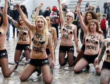 Βατικανό: Μέλος των FEMEN θήλαζε στην πλατεία του Αγίου Πέτρου!